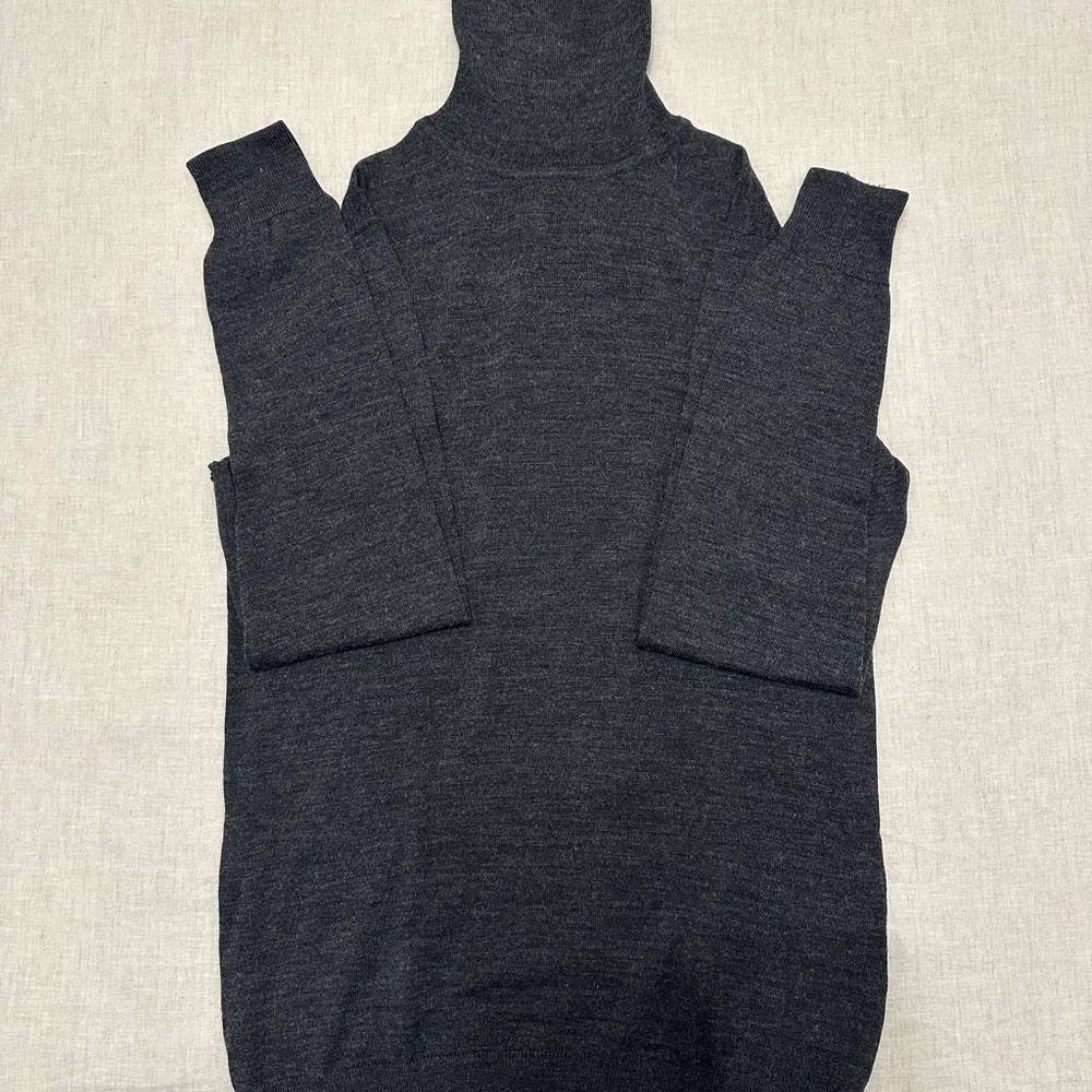 Uniqlo fine Merino Charcoal Turtleneck Sweater